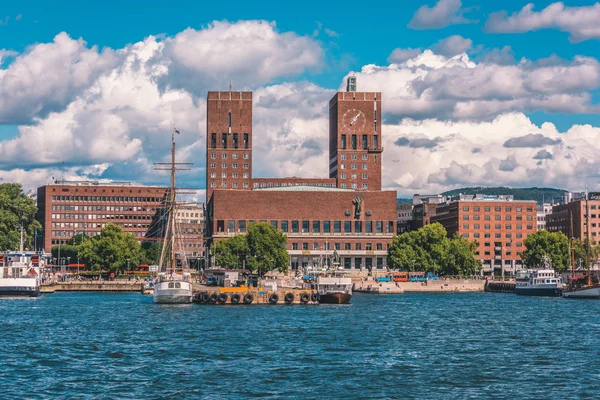 Oslo City Hall Oslo Városkép Tenger Meleg Nyári Nap — Stock Fotó