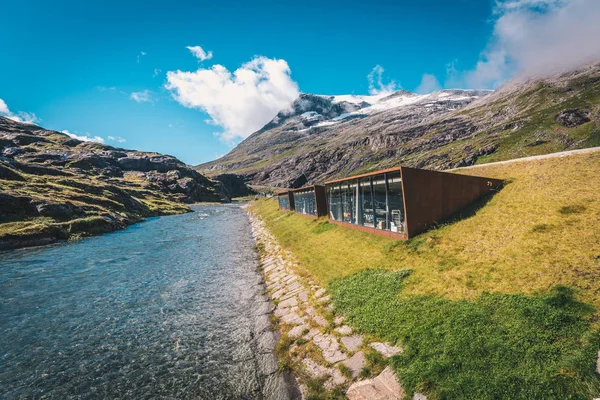 Modern Wooden Norwegian Cabins Foggy Mountain River — Stock Photo, Image