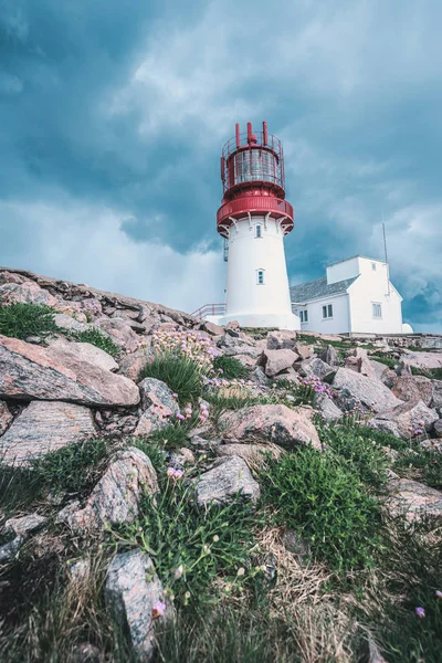 Dünya ünlü Lindesnes Fyr feneri Güney noktası Norveç'in kenarında kayalık deniz sahil üzerinde üzerinde dramatik gökyüzü