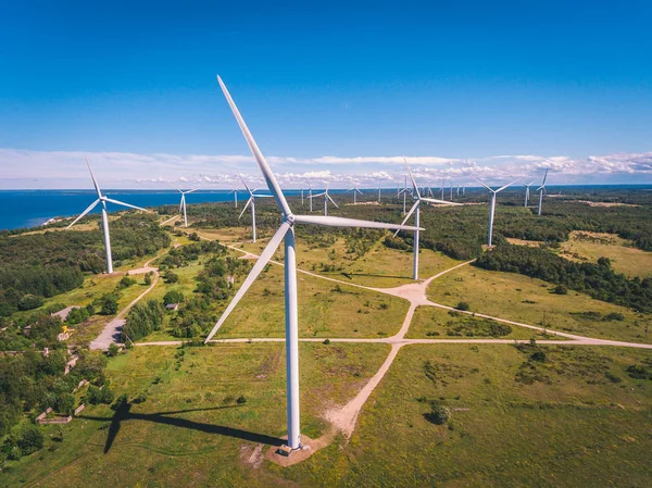 Aerial Drone Strzał Ogromnej Energii Elektrycznej Wiatraków Zielonym Polu Pobliżu — Zdjęcie stockowe