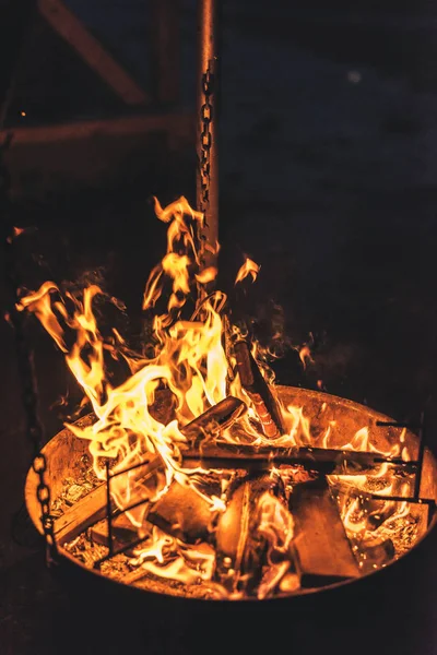 Närbild Bål Natten Med Brinnande Vedtrave — Stockfoto