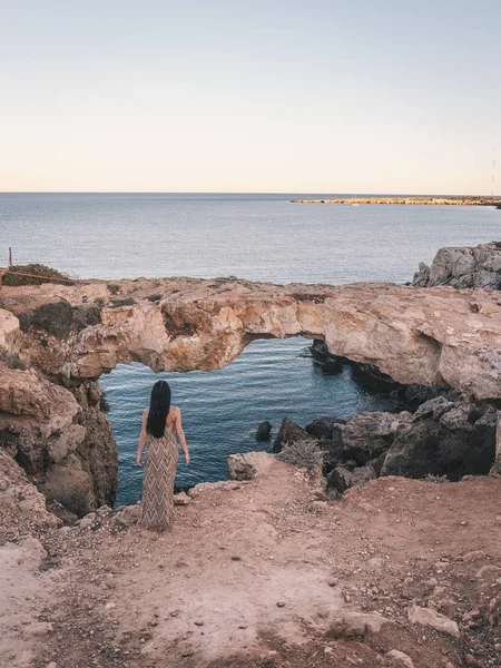 Mujer Joven Alojada Puente Roca Natural Chipre Vista Trasera — Foto de Stock