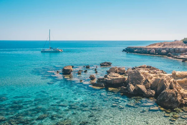 Plage Rochers Tropicaux Avec Eau Turquoise Claire Vue Sur Mer — Photo