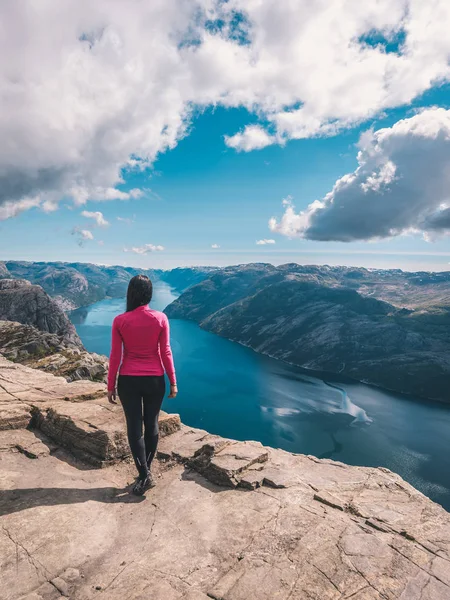 Joven Mujer Pie Borde Hermosa Roca Las Montañas Noruega — Foto de Stock