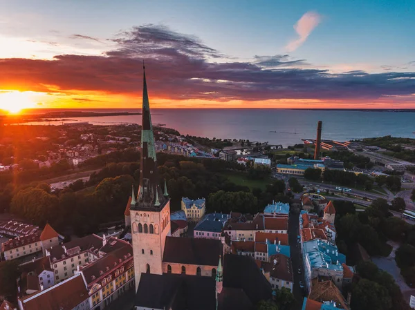 素晴らしい空中ドローン ショットの古い日没時エストニア タリンの町 — ストック写真