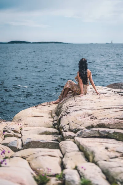 Mujer Sentada Roca Mirando Mar — Foto de Stock