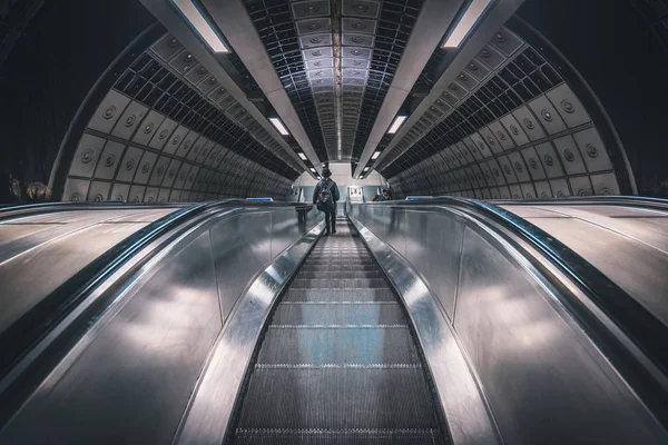 Londres Reino Unido Março 2016 Escada Rolante Avançando Metrô Londres — Fotografia de Stock