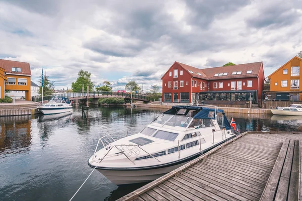 クリスチャンサン ノルウェーの町の古い部分で梨の近くに駐車するヨット — ストック写真