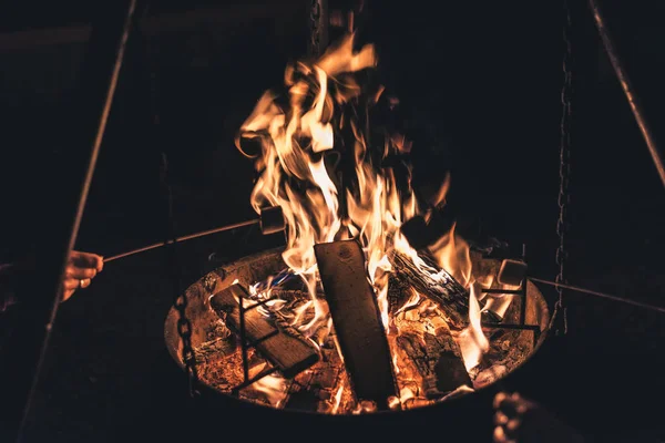 Hatmi ile ile gece şenlik ateşi kamp ve woodpile yanan