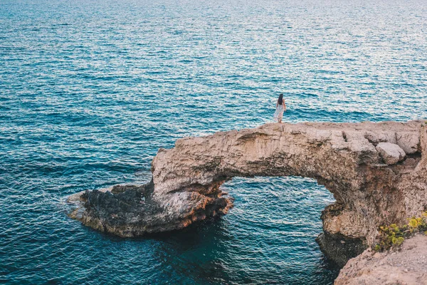 Mujer Joven Alojada Roca Love Bridge Chipre — Foto de Stock