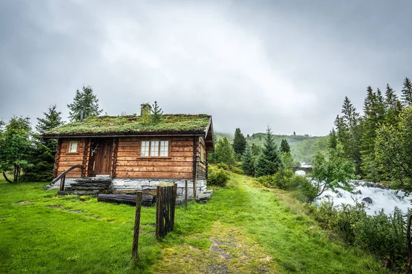 Şaşırtıcı Eski Ahşap Geleneksel Norveç Kabin Ile Yeşil Çimenlerin Üzerinde — Stok fotoğraf