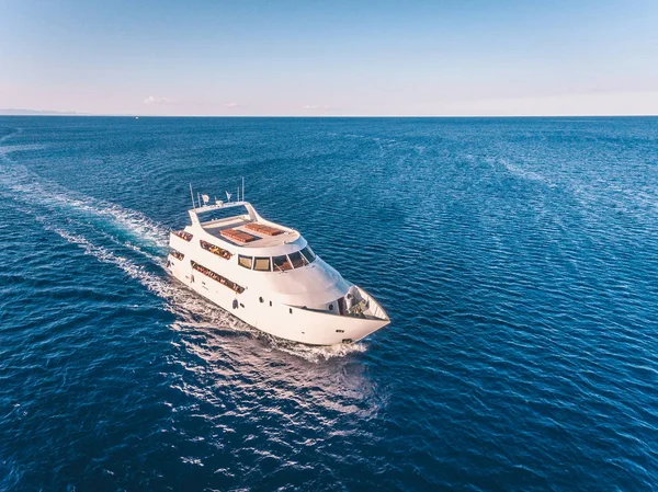 Vista Aérea Del Yate Motor Blanco Navegando Mar Azul — Foto de Stock