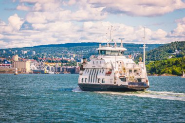 Oslo, Norveç - Temmuz 2016: Oslo su toplu taşıma. Rota şehir merkezine bir Ruter'ın feribot yan görünüm.
