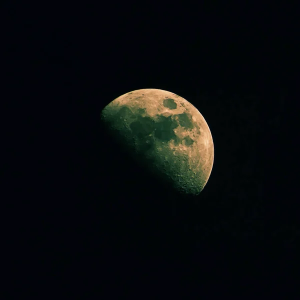Lua grande em um fundo preto — Fotografia de Stock