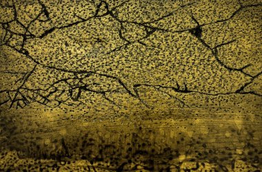 Açık kahverengi soyut doku, koyu çizikler, çatlaklar ve lekeler.
