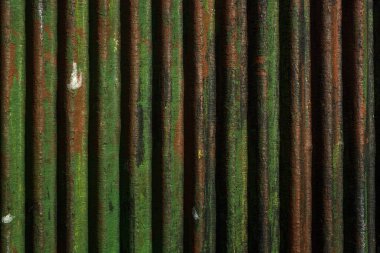 Kahverengi ve yeşil renkli dikey dışbükey çizgileri olan kıvrımlı doku