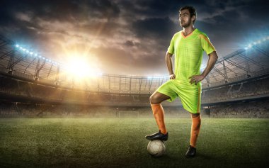 futbolcu ile bir top yeşil çimen (yatay olarak)