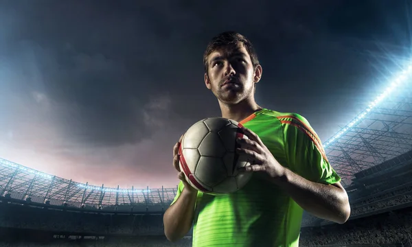 Giocatore di calcio su uno stadio con una palla 3 — Foto Stock