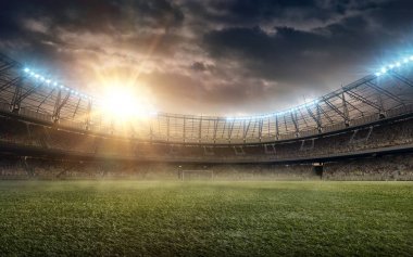 futbol sahası üzerinde bir gün batımı
