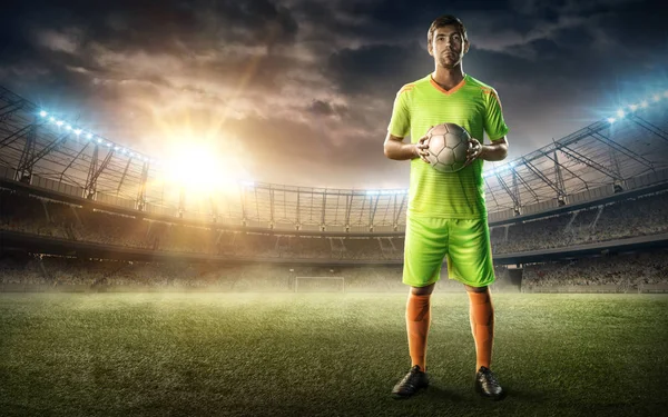 Jugador de fútbol con una pelota — Foto de Stock