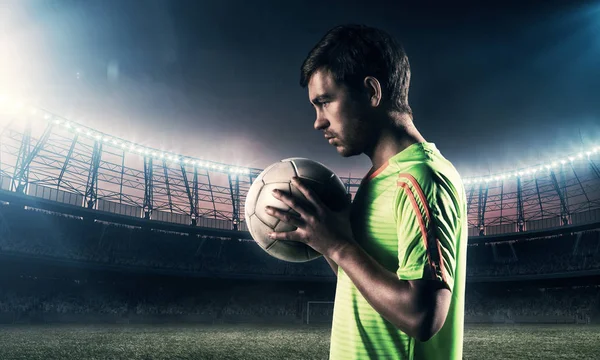 Jugador de fútbol con una pelota —  Fotos de Stock