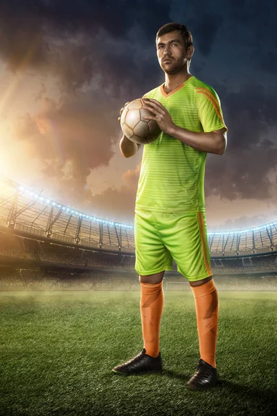 Jugador de fútbol con una pelota — Foto de Stock