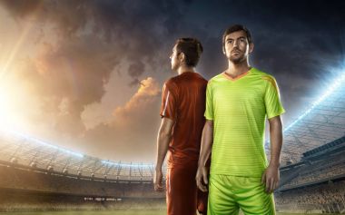 Futbol sahasında iki futbolcu