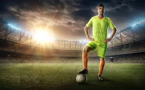 Futbolista en un estadio de fútbol — Foto de Stock