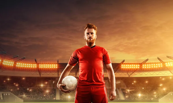 Fußballer Mit Ball Sportuniform Auf Einem Stadion Dramatischer Nächtlicher Himmel — Stockfoto