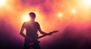Gitarist solo. Gitar çalan adam