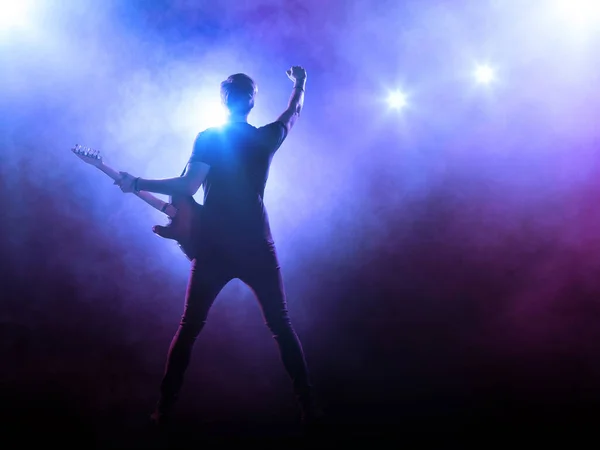 音楽演奏 ステージ上でギターを持つロック歌手 — ストック写真