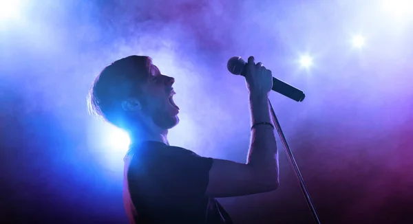 Male Singer Microphone Spotlight — Stock Photo, Image
