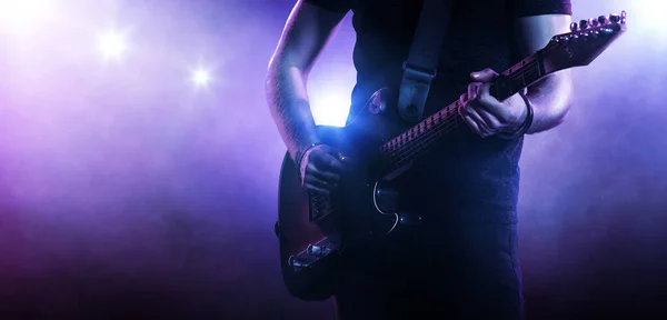 Kytarista Hrající Kytaru Pozadí Osvětlené Světlem Zavřít — Stock fotografie