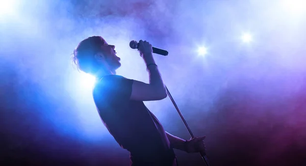 Silhouette Chanteuse Avec Microphone Sous Les Projecteurs Fond Bleu Fumé — Photo