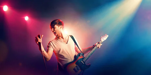 Gitar Çalıp Mikrofonla Şarkı Söyleyen Bir Müzisyen Sahnede Müzikal Performans — Stok fotoğraf