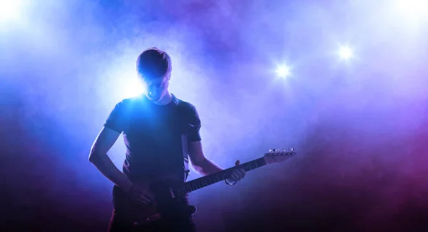 Silhouette Eines Gitarristen Auf Der Bühne Auf Blauem Hintergrund Mit Stockbild