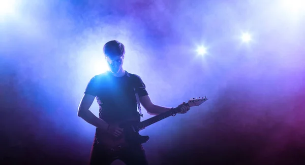 Gitarrist Silhouette Auf Der Bühne Auf Blauem Hintergrund Mit Rauch Stockbild