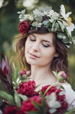 Çiçekli güzel kız.