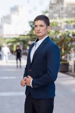 koyu takım elbiseli adam