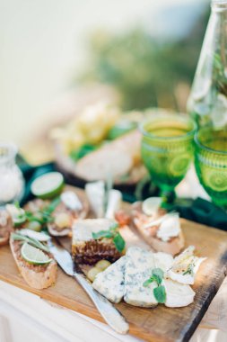 Tablo için romantik yemek hazır