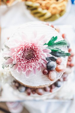 Düğün pastası ile büyük çiçek Üstten Görünüm
