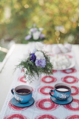 Mavi tabloda çay bardak