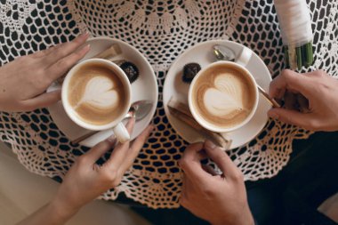 iki bardak kahve kupa ile