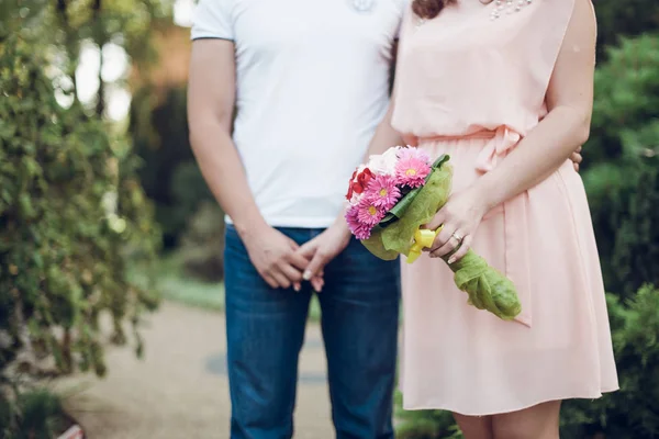 Pareja cogida de la mano y flores —  Fotos de Stock