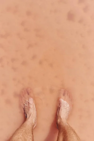 Adamın bacakları ve pembe Tuz Gölü Telifsiz Stok Imajlar