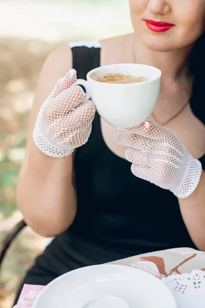 Kadın Kırmızı Dudaklı Beyaz Fincan Kahve Holding Stok Resim