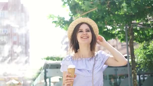 アイスクリームを歩くとビジネス センターで低温で若いきれいな女性 — ストック動画