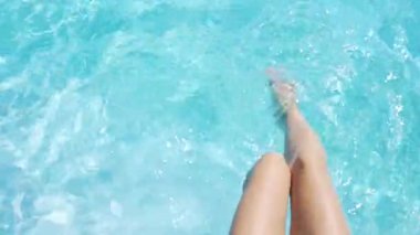 havuzda kadın ayakları