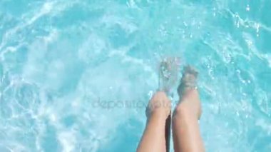 havuzda kadın ayakları