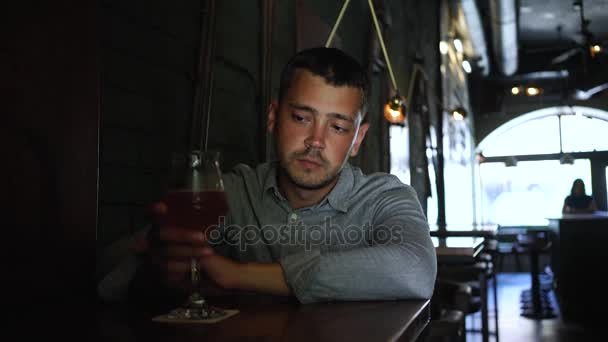 Uomo Solitario Che Aspetta Pub Buio Beve Birra — Video Stock